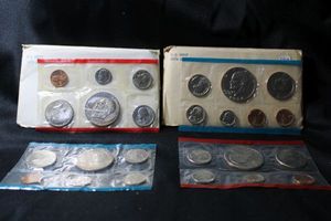 lot 386 image: Coins Uncirculated Mint Sets - (1) 1975 and (1) 1974