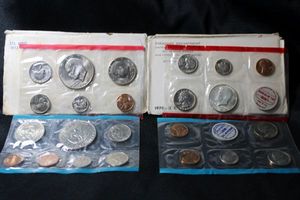 lot 389 image: Coins Uncirculated Mint Sets - (1) 1973 and (1) 1970