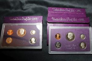 lot 402 image: Coins Proof Sets - (2) 1984 and (1) 1987