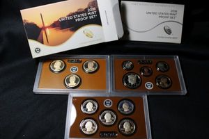 lot 426 image: Coins Proof Sets - (1) 2016 Presidential $1 Coin set, Proof set, and Quarter Set
