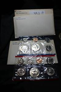 lot 382 image: Coins Uncirculated Mint Sets - (3) 1981