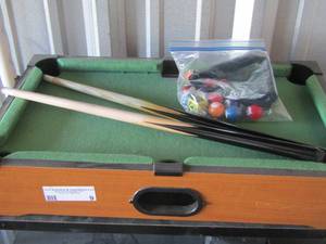 lot 9 image: Mini pool table with 2 pool sticks -chalk- balls- and square