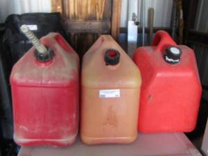 lot 44 image: 5 gallon gas cans qty 3
