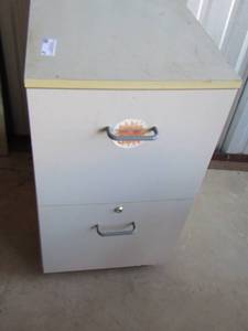 lot 47 image: 2 drawer filing cabinet  27 x 16 x 22