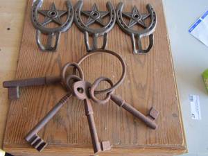lot 50 image: Texas Star cot hanger- 3 large metal keys for dcor