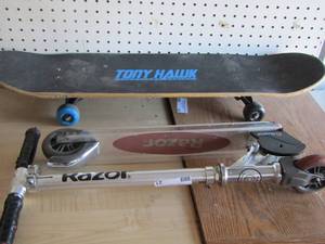 lot 21 image: Childrens scooters qty 2- Tony Hawk skate board