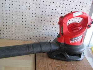 lot 20 image: Black and Decker leaf hog blower