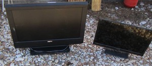 lot 4 image: Sanyo 32 TV unknown working condition, no remote- Sky worth desk top computer no plug