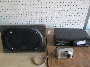 lot 58 image: Jeep cd auto changer 10 disc, Gesion 120 watt speaker- Argus digital camera