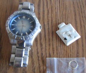 lot 59 image: Mens Fossil watch & 2 nose rings new