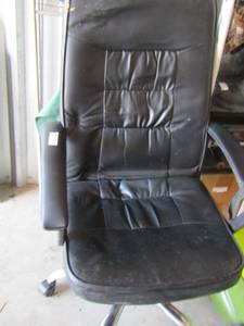 lot 68 image: Black office chair