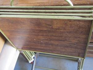 lot 109 image: TV tray set of 4 comes with storage stand