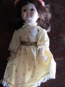 lot 115 image: Porcelain doll collection series , model and name unknown missing one shoe