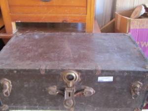 lot 116 image: Brown vintage trunk 113016