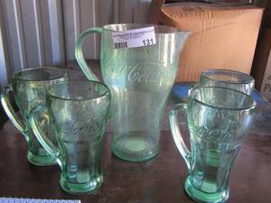 lot 131 image: 4 coca cola glasses with a handled plastic coca cola piture