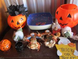 lot 137 image: Fall Halloween lot- buckets signs and more