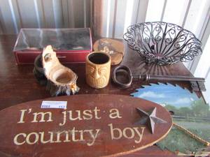 lot 153 image: House dcor- photo holders new- bear dcor- big key