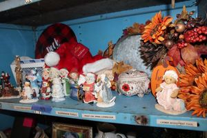 lot 48 image: Fall and Christmas home decor and figurines