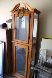 lot 77 image: Curio cabinet (back mirror is broken but there is an extra mirror piece to replace it-DIY anyone)