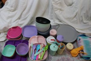 lot 143 image: Plastic dishes, trays, cups and freezable lunch bag
