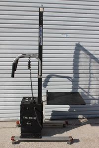 lot 1 image: Alum A Lift, Weight Limit 150 lbs., This has been converted to a 18v Ryobi Battery, Battery and Charger are included