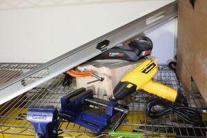 lot 39 image: Roto Zip Saw, Wagner Heat Gun, 4ft Level, 2 Vices and Wood Pieces