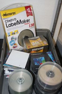 lot 75 image: CDRRW and DVDDVDRW Disks and Label Maker Set