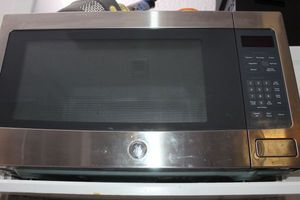 lot 89 image: GE Microwave Currently In use Buyer must Remove, Will have a sheduled pick up