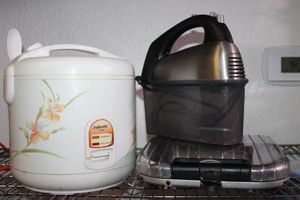 lot 90 image: Rice cookerWarmer, Electric Sandwich Maker, and Hand Mixer