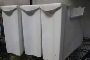 lot 122 image: Rubbermaid on Storage Units