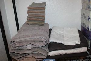 lot 465 image: Selection of Towels and Washcloths as well as 3 flat sheets and 2 pillow cases in colors shown