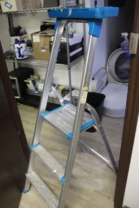 lot 475 image: Aluminum 3 Rung Step Ladder