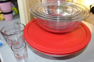 lot 403 image: Pyrex bowl Set