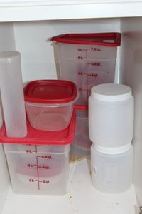 lot 411 image: Rubbermaid Storage bowls and large storage squares with lids