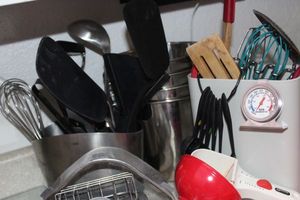lot 433 image: Cooking Utensils