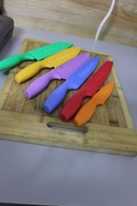 lot 432 image: Cuisinart Knife Set and Cutting Board