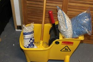lot 485 image: Rubbermader Mop Bucket, Mop Handle, and 3 Mop Heads (2 are unused)