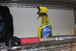 lot 500 image: Extendable Ice Scraper and Prestone Windshield DeIcer