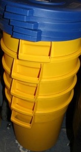 lot 561 image: Yellow Trash Cans with Lids Quantity of 5