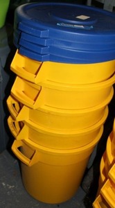 lot 562 image: Yellow Trash Cans with Lids