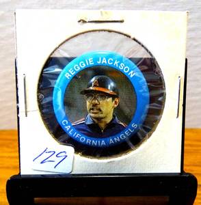 lot 129 image: 1984 Fun Foods Baseball Pins # 16 REGGIE JACKSON