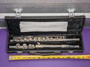 lot 10 image: Lazarro Flute w Case