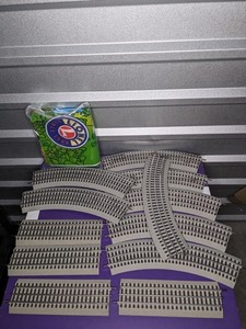 lot 20 image: Lionel Fastrack Bundle w Play Mat