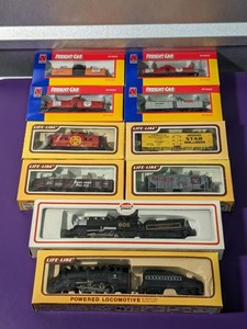 lot 46 image: Life-Like HO Train Freight Car Bundle