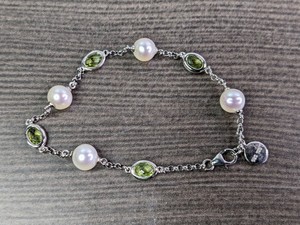 lot 112 image: Sterling Silver Bracelet w Green Stones & Pearls - 5.2grams