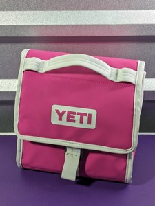 lot 122 image: YETI Daytrip Lunch Bag