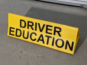 lot 140 image: Drivers Ed Education Student Driver Car Topper Sign Magnetic