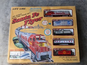 lot 155 image: Life Like HO Scale Santa Fe Flyer Train Set