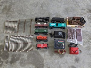 lot 170 image: Lionel Train Set Bundle