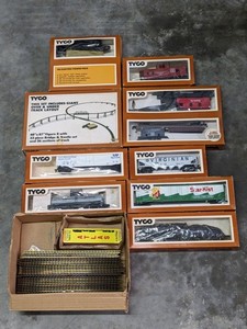 lot 252 image: Tyco HO Train Freight Car & Tracks Bundle